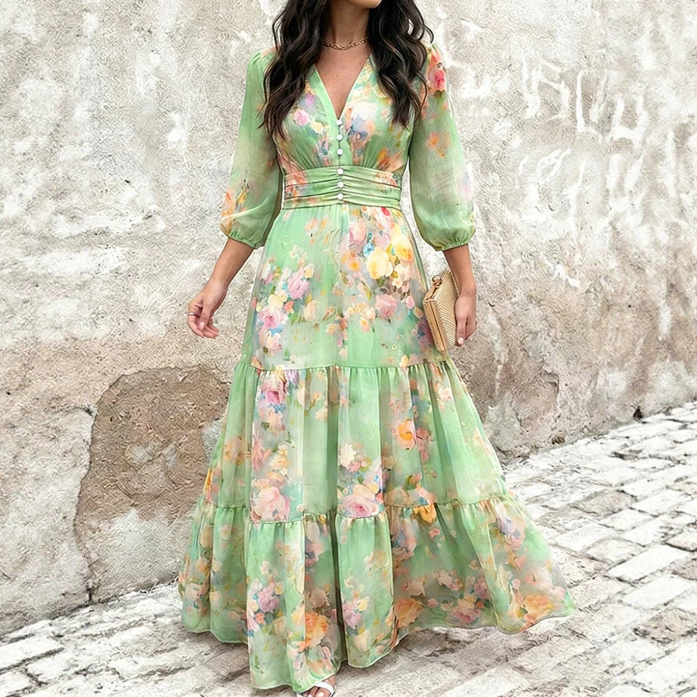 Dettaglio volant su abito donna elegante, valorizza la silhouette con maniche 3/4 moda.