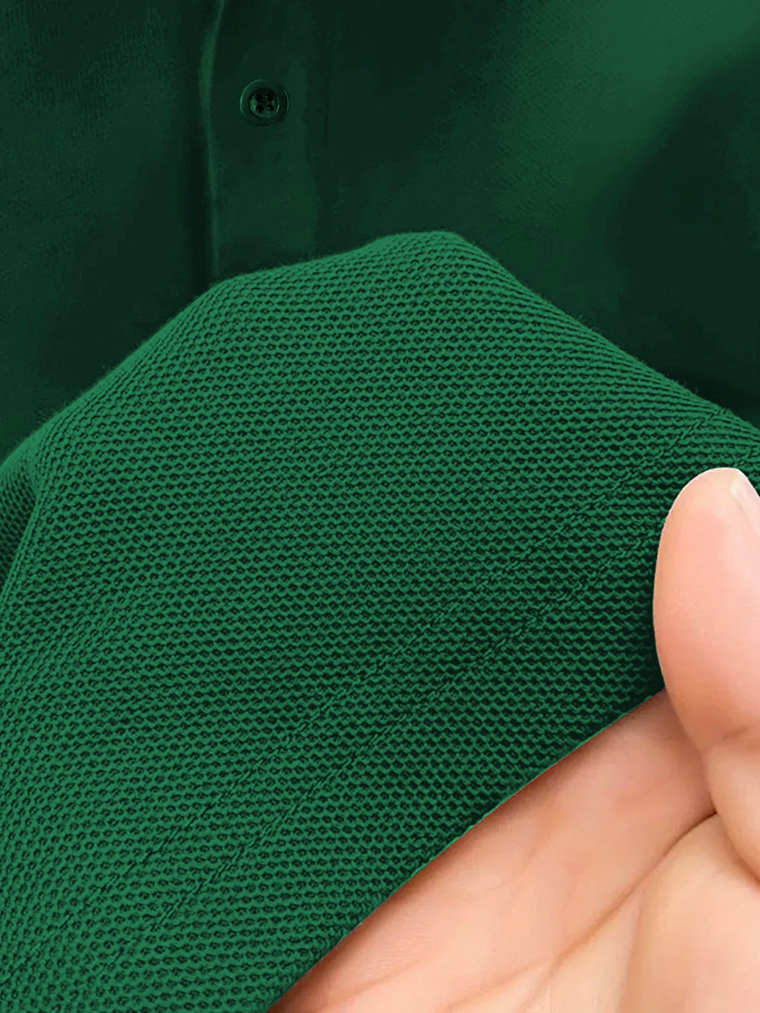 Uomo indossa polo italiana a maniche corte, outfit casual elegante per giornate estive.