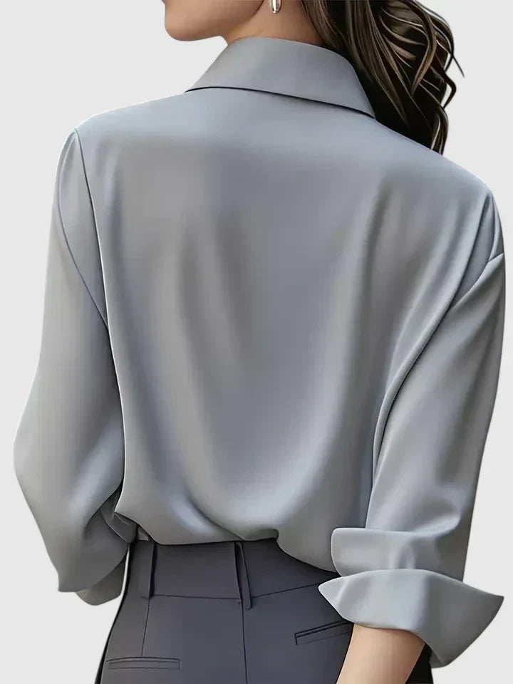 Maglia donna per ufficio o look smart casual, maniche lunghe, bottoni nascosti e orlo curvo.