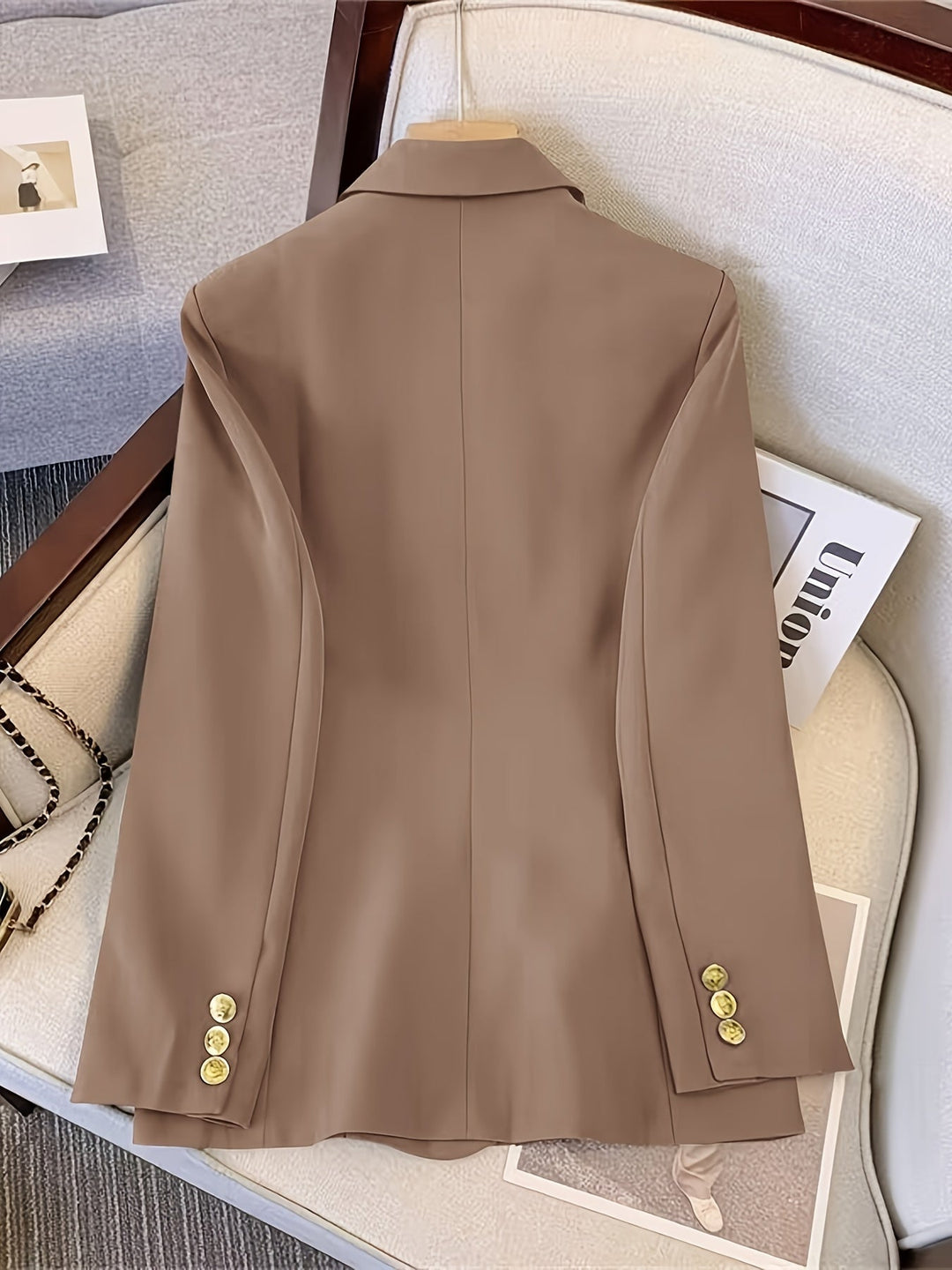 Blazer donna con silhouette slim che valorizza la figura, impreziosito da bottoni dorati.