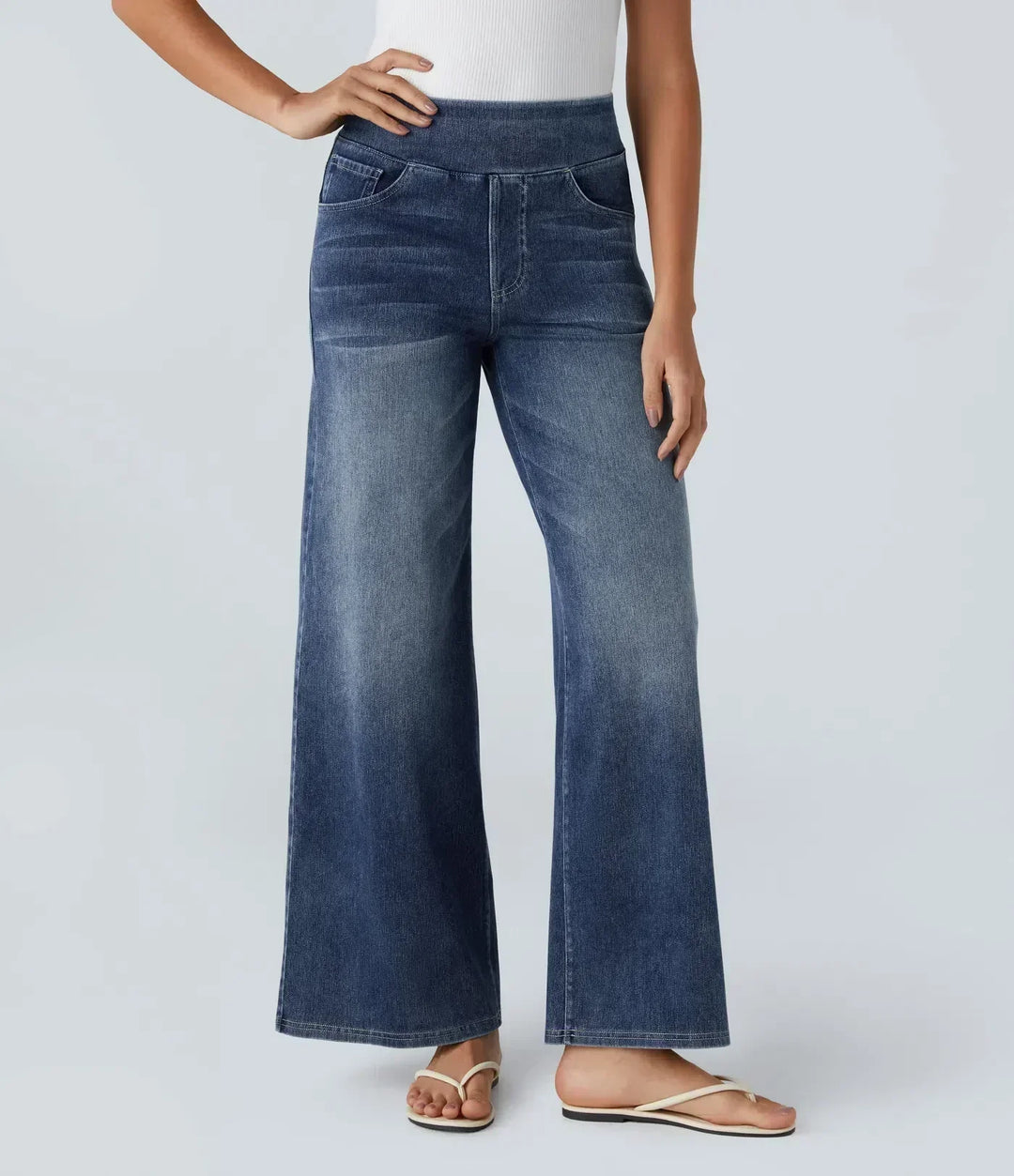 Jeans donna vita alta gamba dritta, elasticizzati. Dettaglio tessuto e cuciture per un look curato.