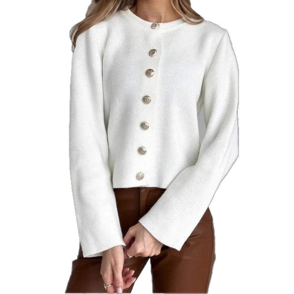Cardigan donna bianco classico con bottoni. Stile minimal chic, ideale per la moda donna di tendenza.