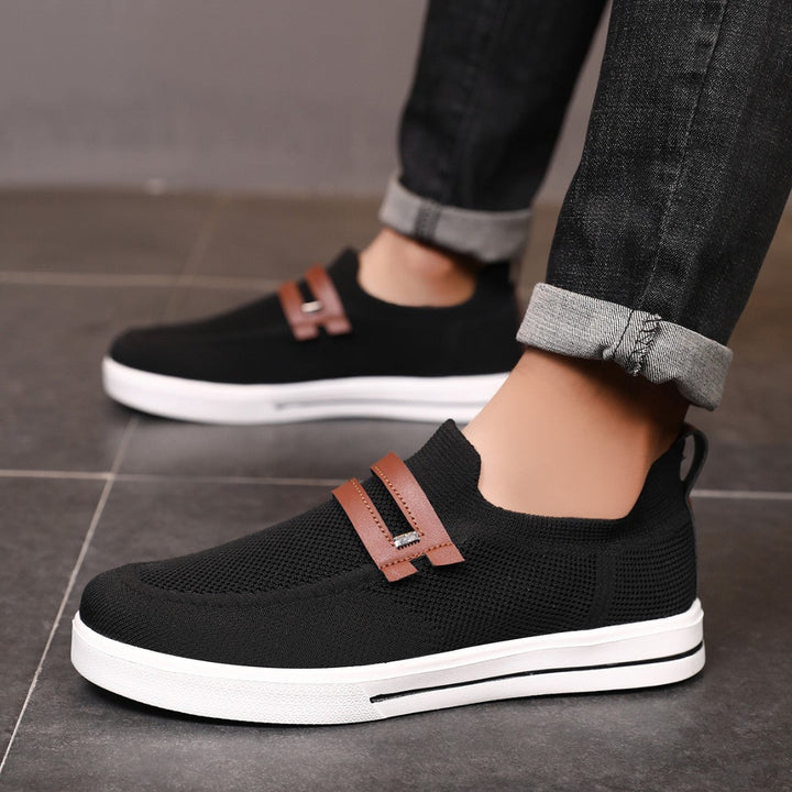 Sneakers uomo slip-on nere per camminata, ultraleggere e traspiranti, offrono comfort duraturo.
