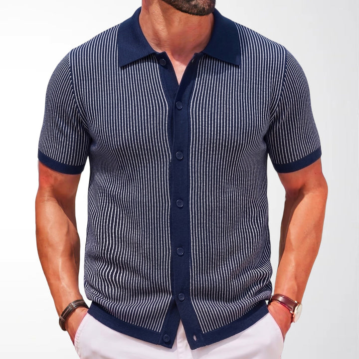 Polo uomo estiva a maniche corte con righe verticali. Slim fit, ideale per un look casual chic e comodo.
