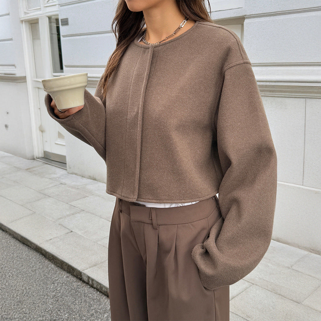 Capospalla donna versatile: giacca corta a maniche lunghe, ideale per outfit eleganti o casual, moda femminile.