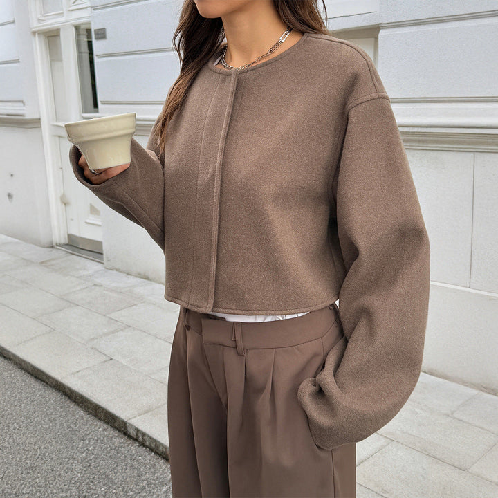 Capospalla donna versatile: giacca corta a maniche lunghe, ideale per outfit eleganti o casual, moda femminile.