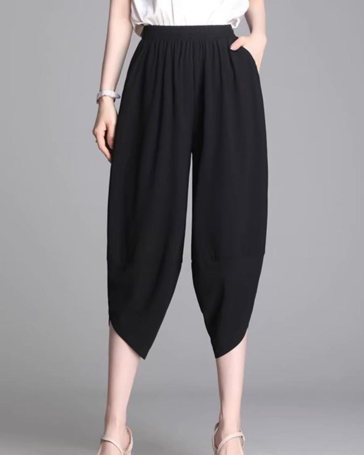 Pantaloni harem donna neri, vita alta e taglio cropped con vestibilità ampia per un look casual chic e comfort italiano.