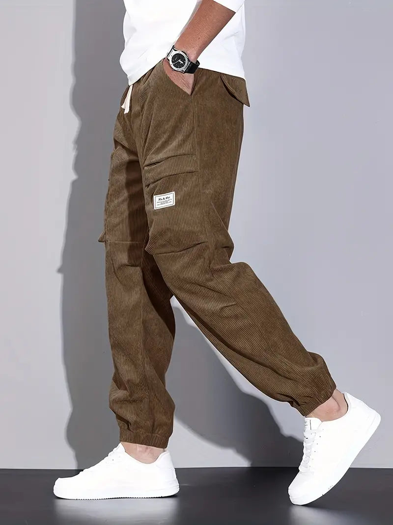Pantaloni cargo uomo slim fit, comfort quotidiano e stile urbano per outfit versatili.