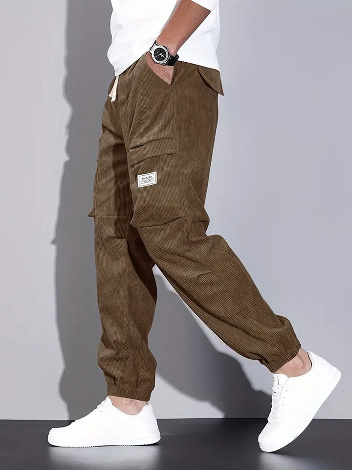 Pantaloni cargo uomo slim fit, comfort quotidiano e stile urbano per outfit versatili.