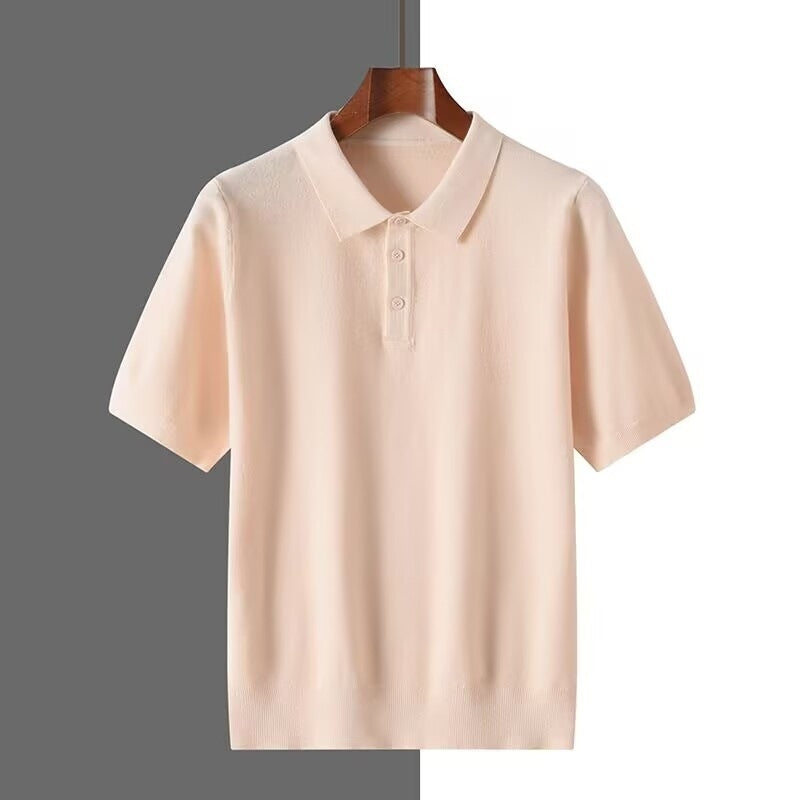 Polo uomo estiva a manica corta tinta unita blu, ideale per look casual eleganti e comfort estivo.