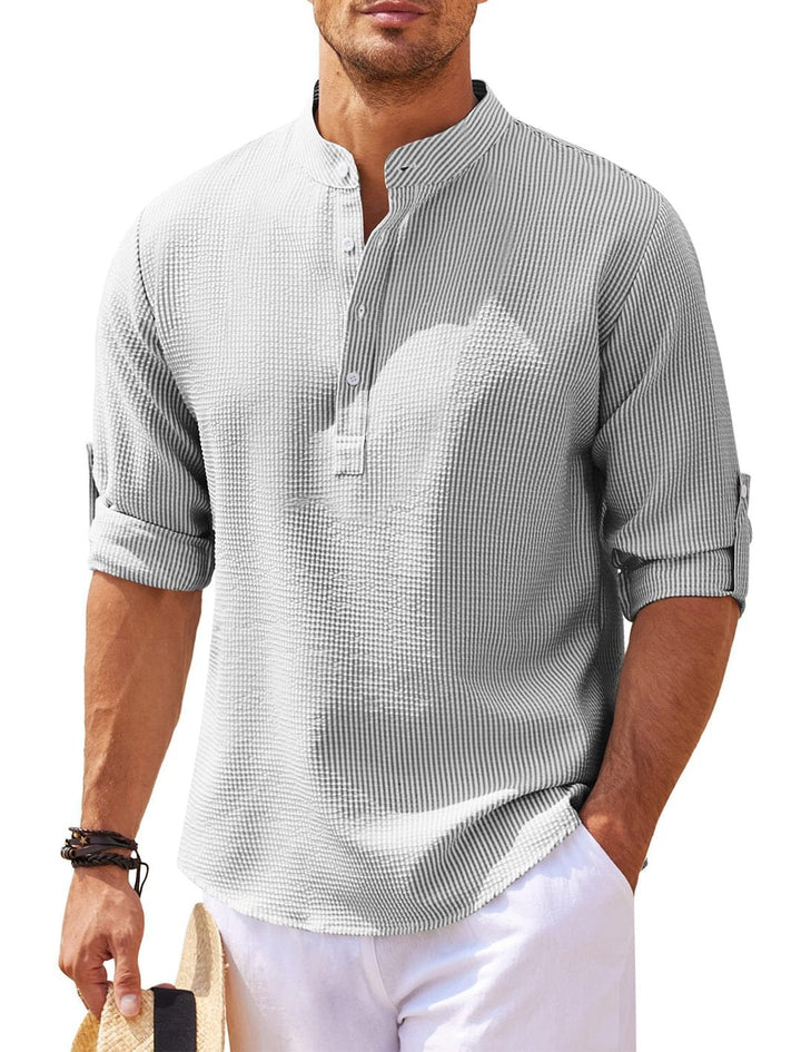 Dettaglio camicia uomo a maniche lunghe, colletto classico e bottoni. Stile smart casual elegante.