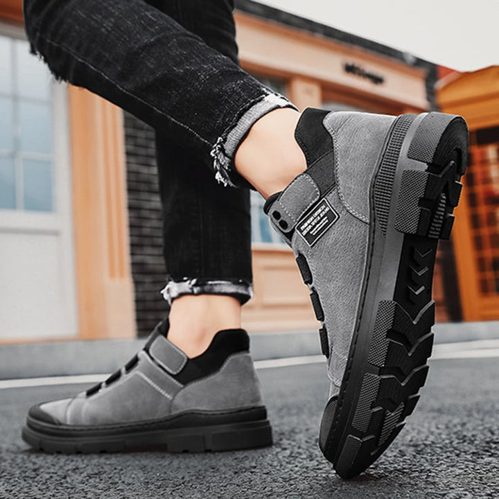 Eleganti sneakers invernali uomo con fascia elastica, ideali per calzature casual comode e uno stile urbano.