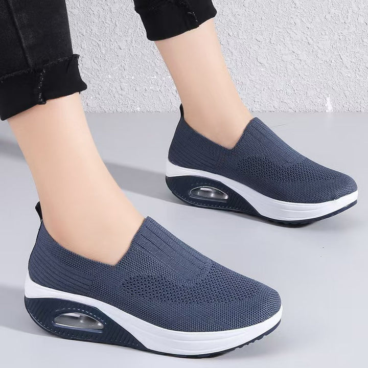 Scarpe slip-on donna antiscivolo, ideali per comfort e stabilità. Disponibili in nero, blu, beige, grigio, rosa.