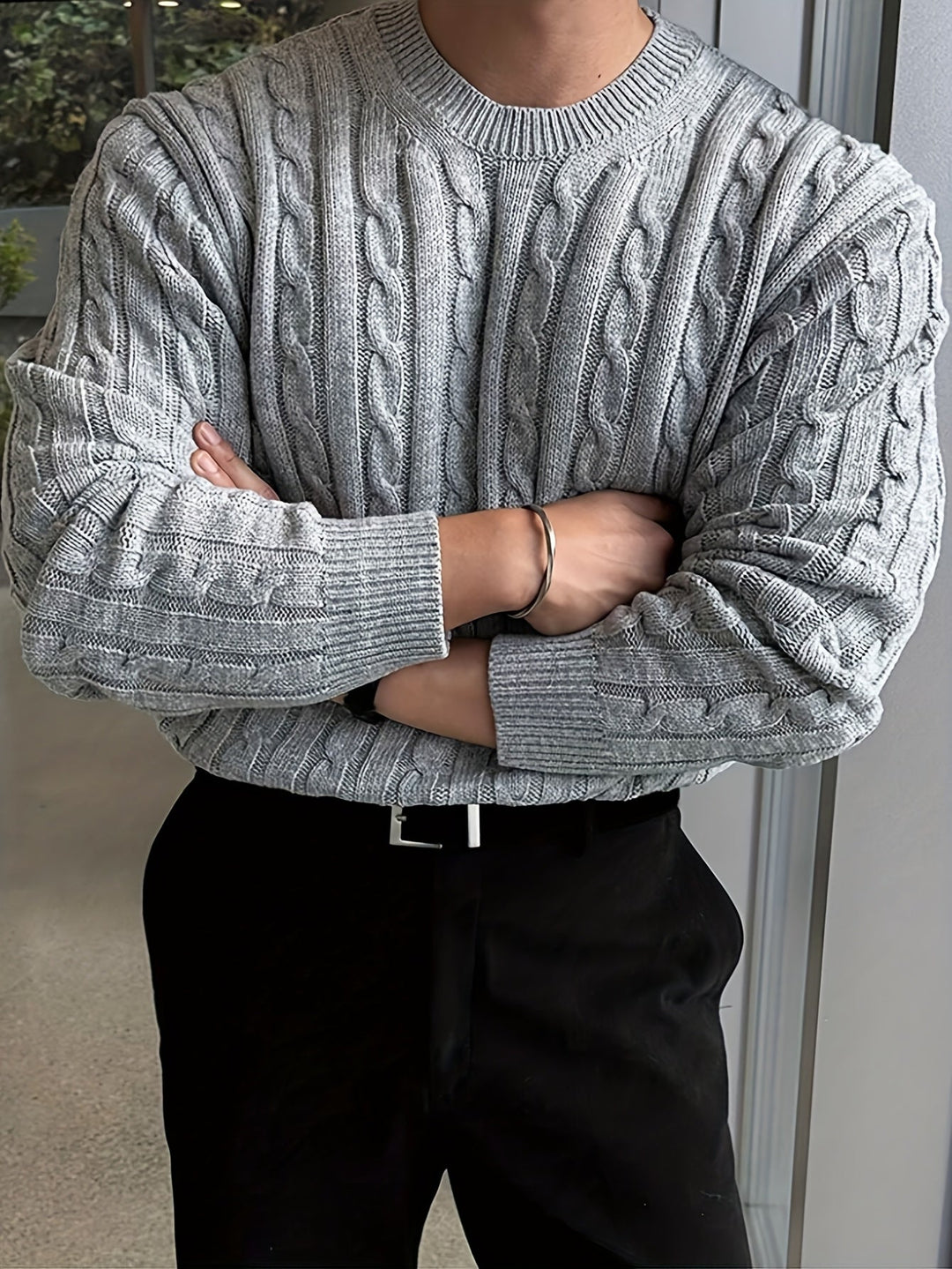 Primo piano sul maglione donna a trecce e girocollo. Dettagli della maglia spessa e accogliente.