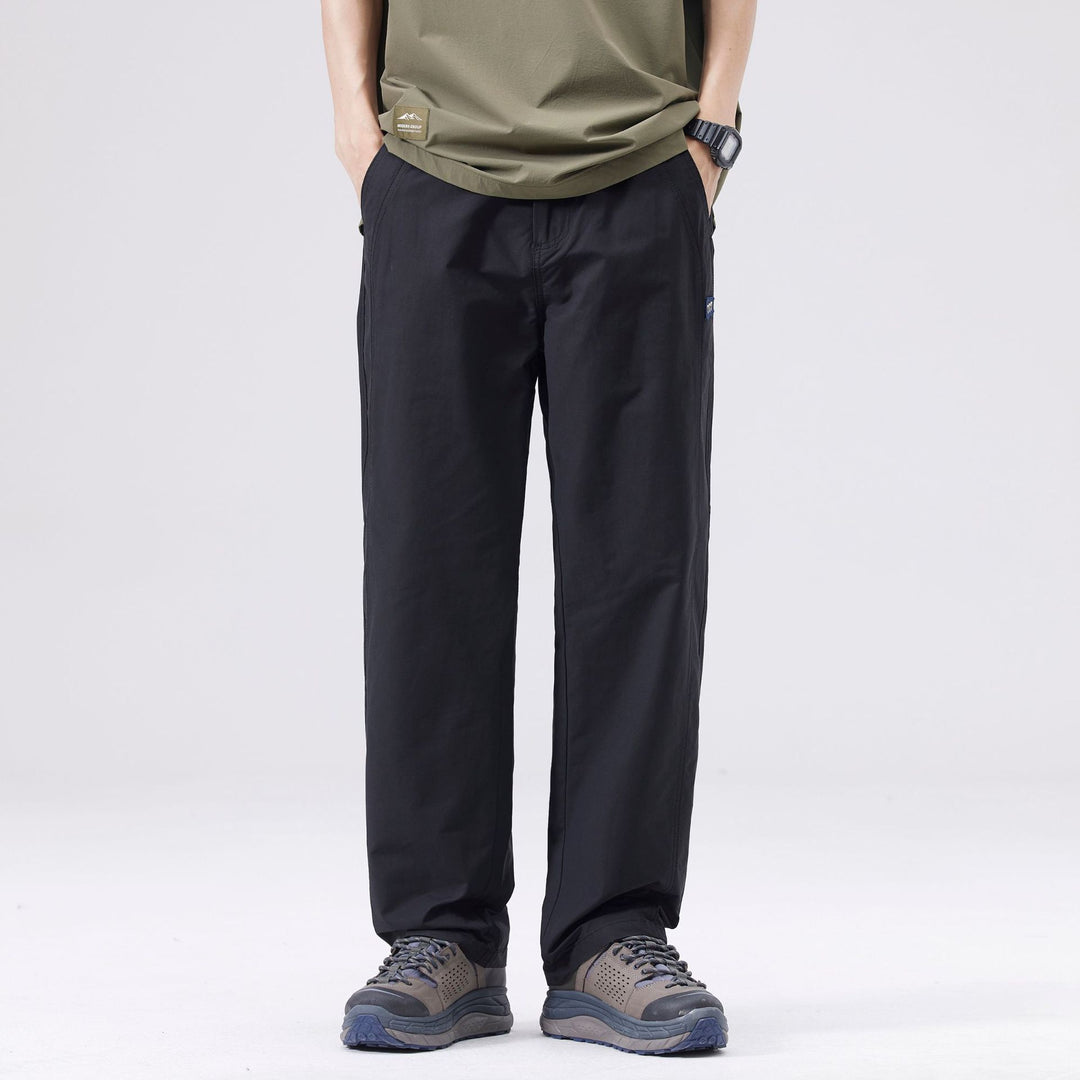 Pantaloni casual uomo con gamba dritta e vita media, in tinta unita nera, essenziali per la moda streetwear maschile.