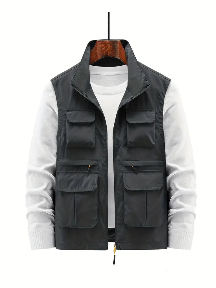 Gilet uomo multitasche, vista posteriore. Comfort e libertà di movimento per avventure all'aria aperta.