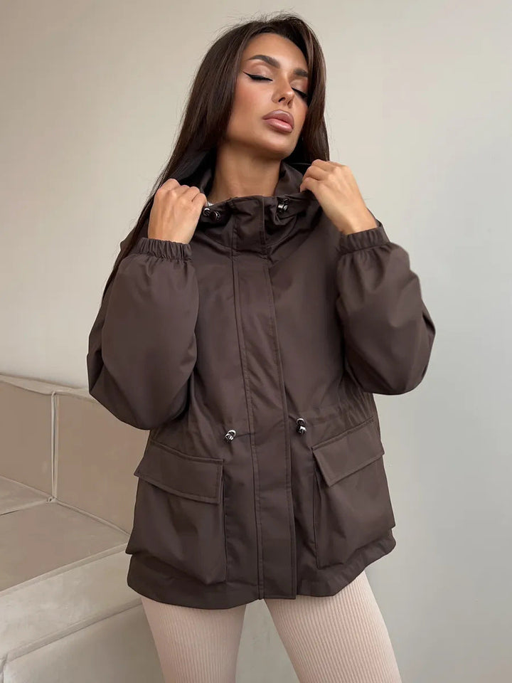 Giacca donna autunnale, leggera e sportiva, con cappuccio fisso e coulisse in vita.