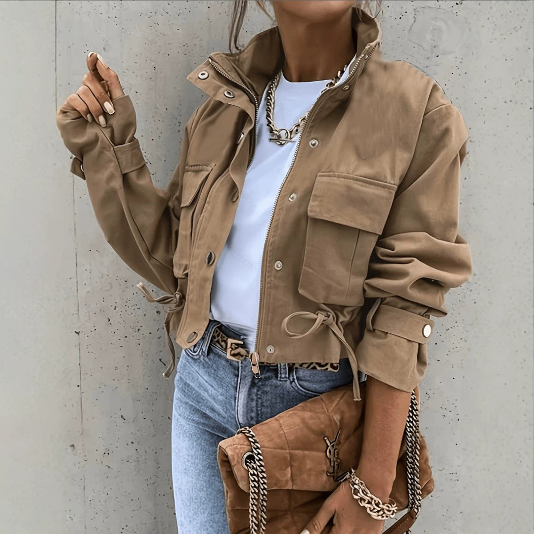 Donna che indossa giacca biker nera con collo alto, mostrando un outfit urbano moderno e casual.