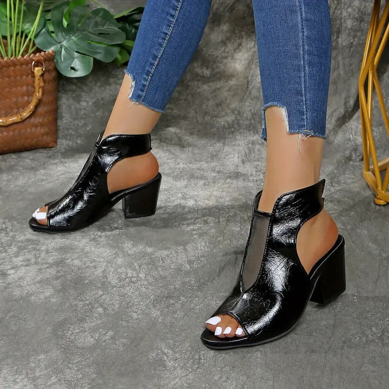Sandali neri lucidi da donna con tacco compensato alto e punta aperta. Scarpe estive eleganti e versatili.