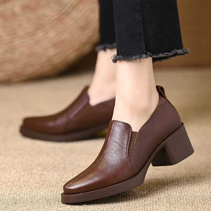 Décolleté donna eleganti con punta quadrata e tacco grosso. Perfette per outfit business e alla moda.