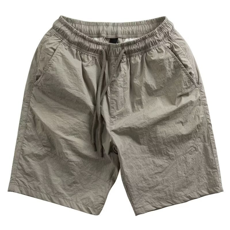 Shorts uomo grigi a taglio dritto con coulisse, ideali per l'abbigliamento estivo casual.