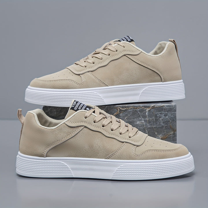 Essenziali sneakers basse uomo, scarpe casual perfette per completare ogni outfit con stile.