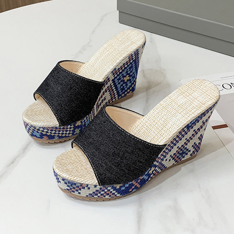 Sandali donna casual con zeppa comoda e punta aperta, ideali per l'estate. Design pratico e alla moda.