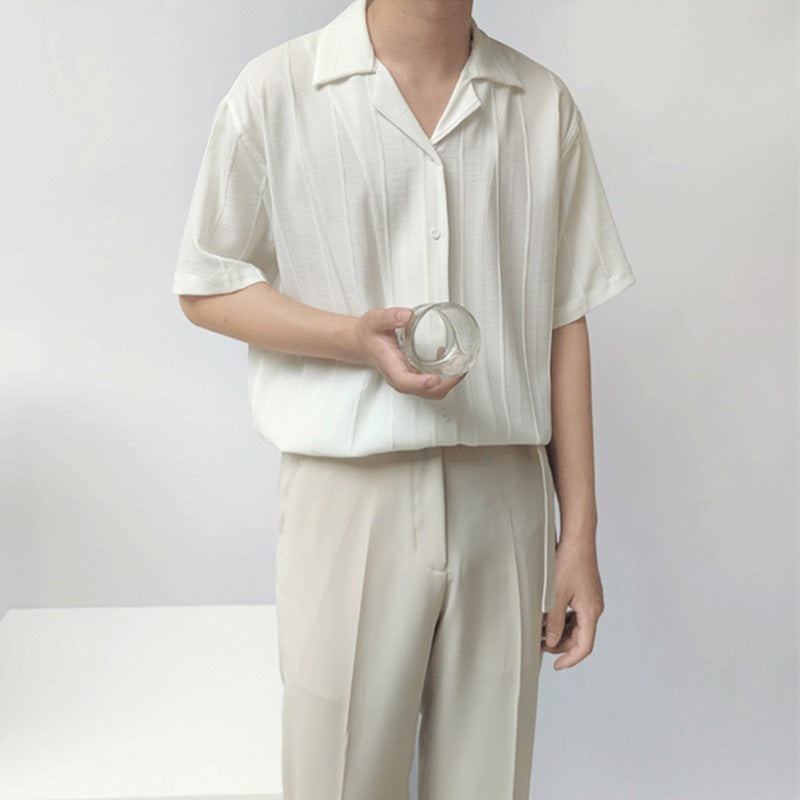 Camicia uomo estiva verde chiaro a manica corta, design ampio e confortevole per look da spiaggia.