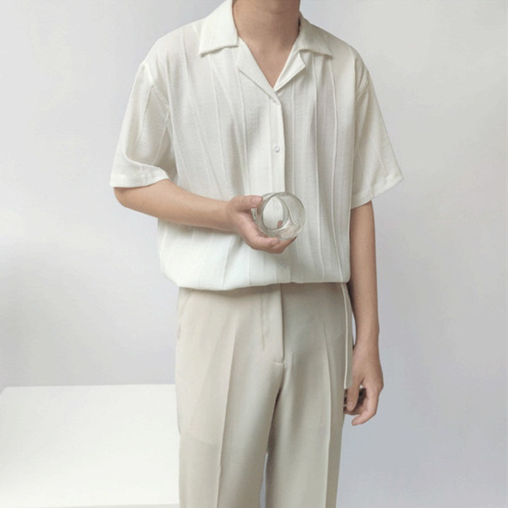 Camicia uomo estiva verde chiaro a manica corta, design ampio e confortevole per look da spiaggia.