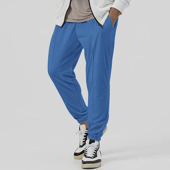 Pantaloni tuta uomo streetwear, tapered fit, vita media, ottimi per comfort, relax e look casual.