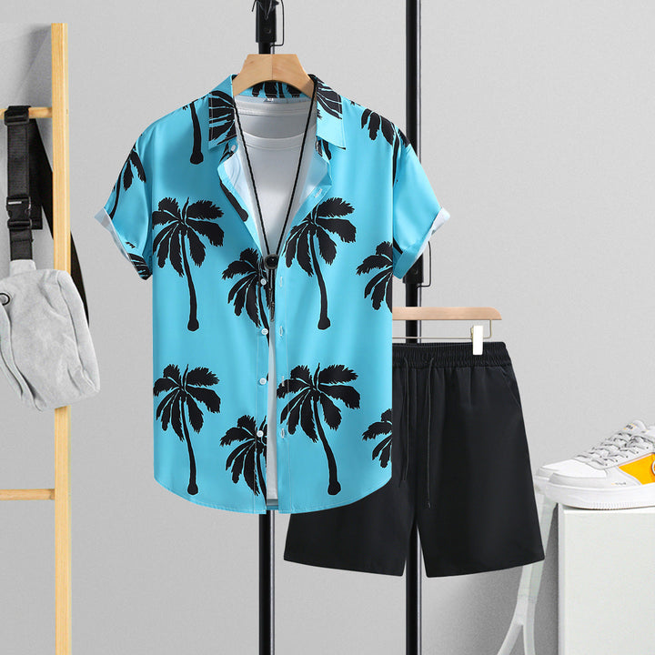 Set estivo uomo casual azzurro: camicia leggera e pantaloncini comfort. Perfetto per relax e vacanze al mare.