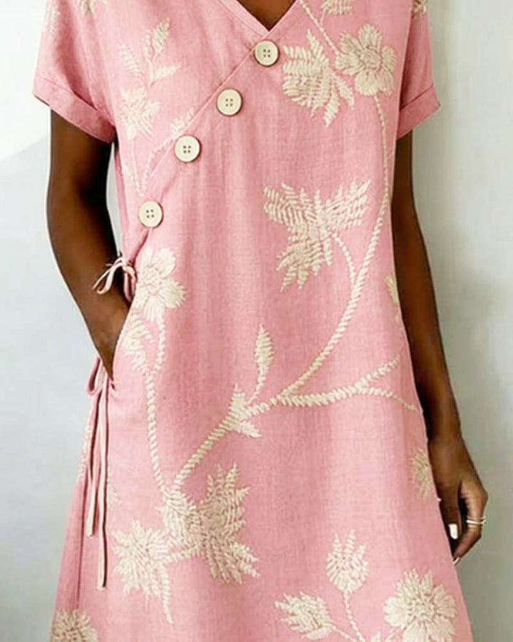 Donna in abito floreale primaverile con scollo a V, vestito leggero per un look fresco e confortevole.