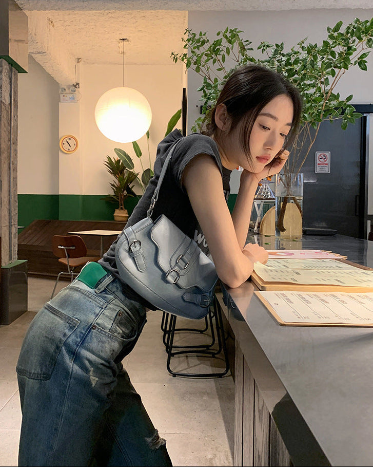 Jeans da donna strappati blu chiaro, gamba dritta per un effetto slanciante. Perfetti per un look casual e moda retrò.