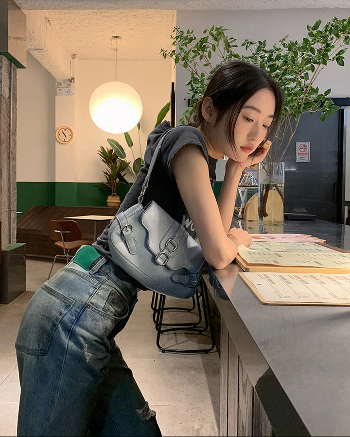 Jeans da donna strappati blu chiaro, gamba dritta per un effetto slanciante. Perfetti per un look casual e moda retrò.