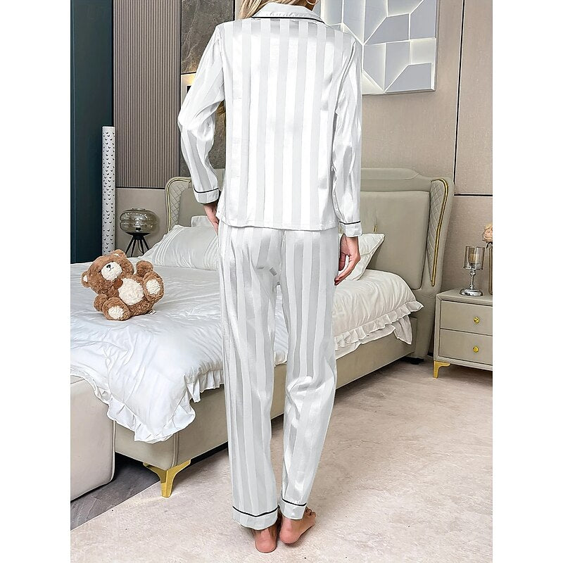 Pigiama lungo da donna in raso satinato bianco, un capo elegante e confortevole per la notte.