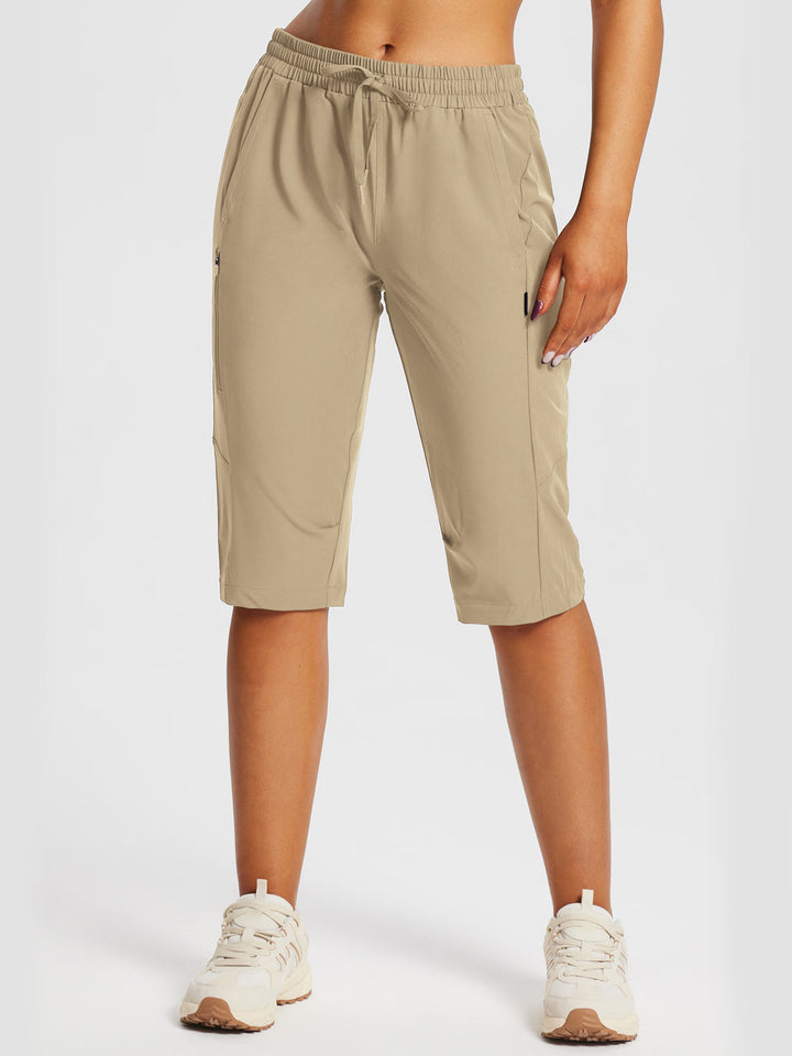 Pantaloncini capri donna per outdoor, con tasche di sicurezza e materiale idrorepellente.