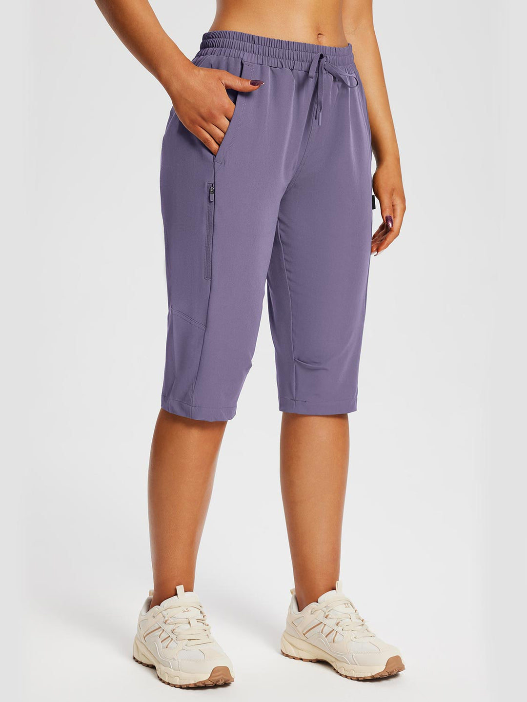 Pantaloni capri donna per attività outdoor, con tasche capienti e design ergonomico.