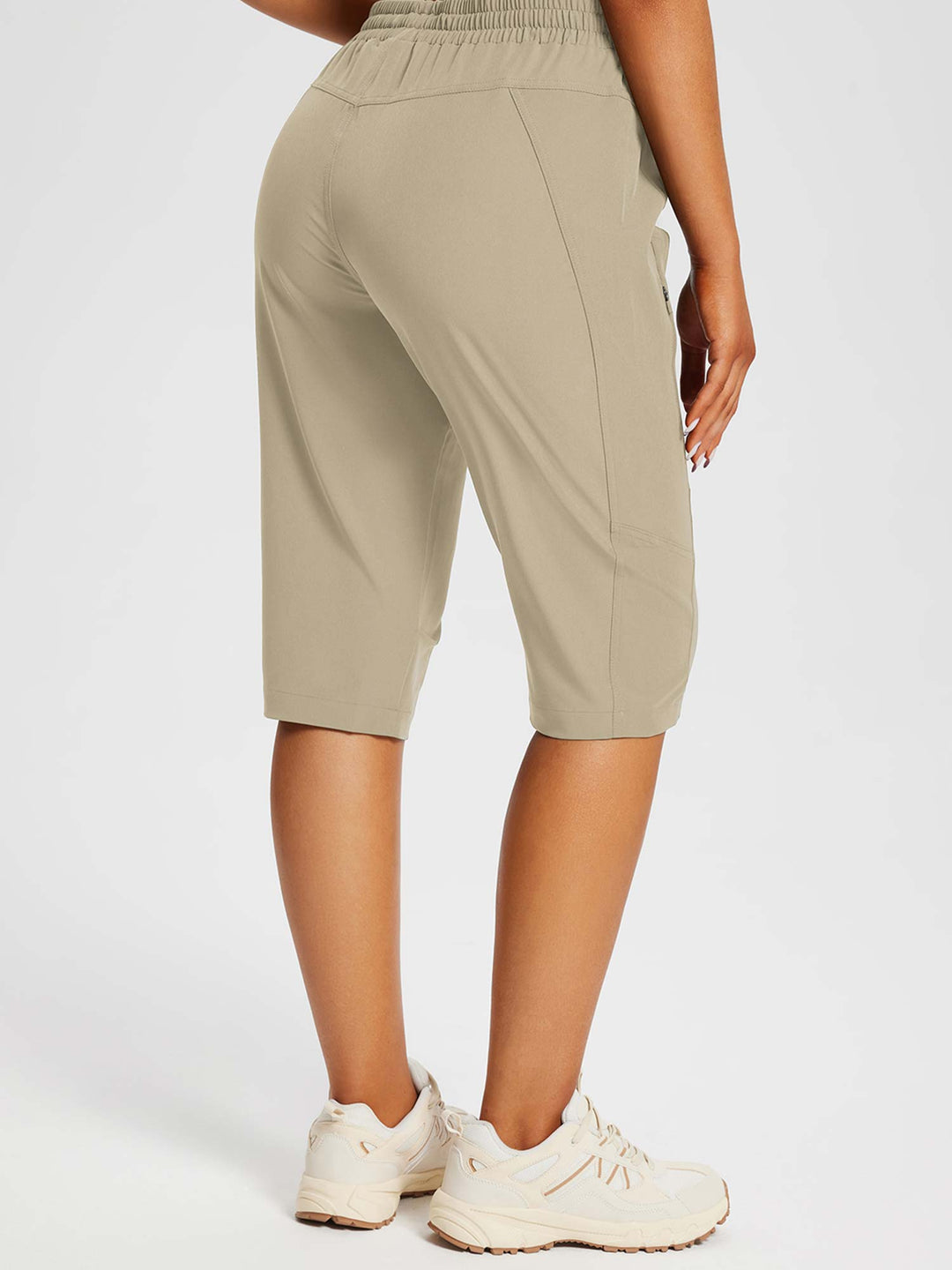 Pantaloncini capri da donna per escursioni, dal taglio comodo e con tasche profonde.
