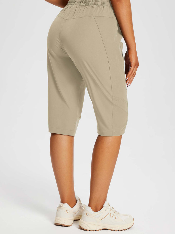 Pantaloncini capri da donna per escursioni, dal taglio comodo e con tasche profonde.