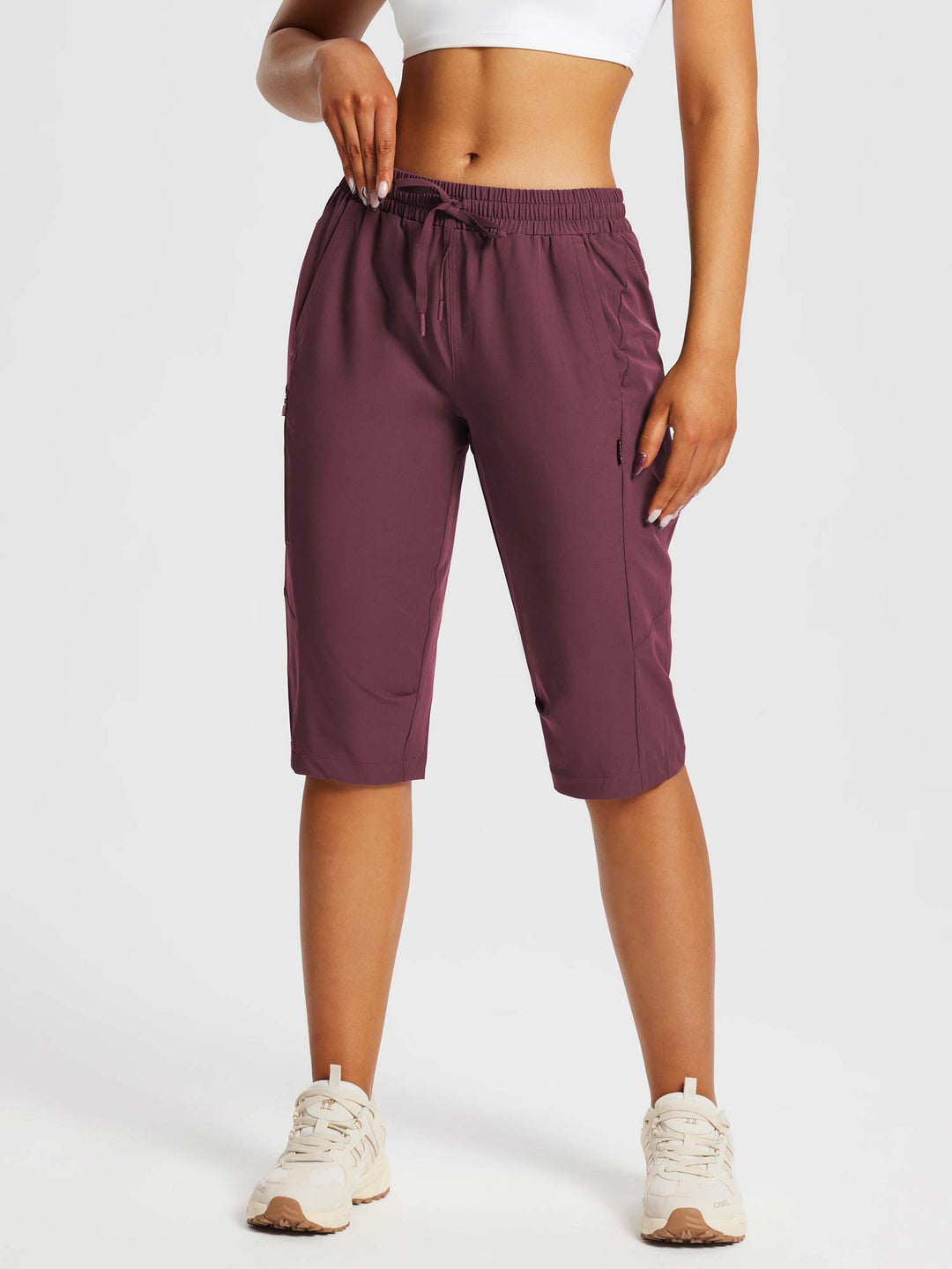 Pantaloni capri donna per attività all'aperto, con tasche multifunzione e tessuto elasticizzato.