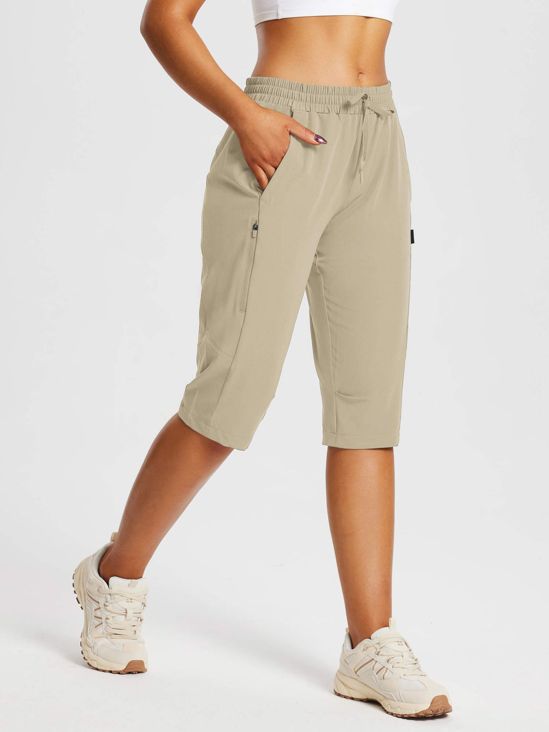 Pantaloni capri sportivi donna per l'estate, con protezione solare UPF e tasche pratiche.
