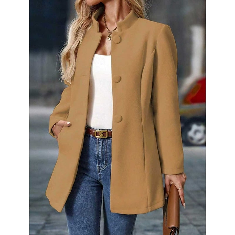 Cappotto donna con collo alto. Modello elegante e sfiancato, un capo essenziale per la moda invernale.