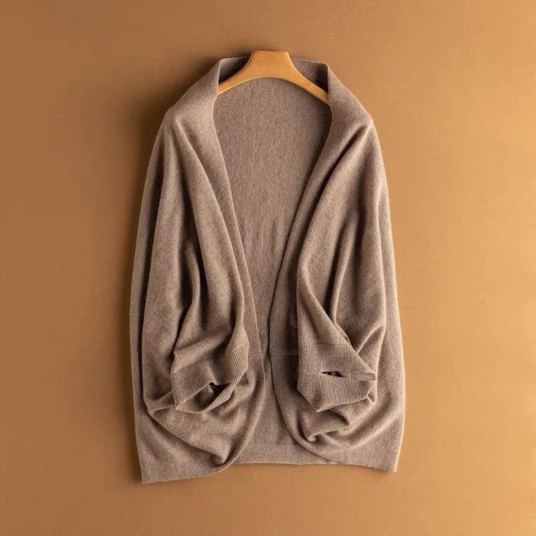 Coprispalle donna avvolgente, scialle versatile per look chic e comodi.