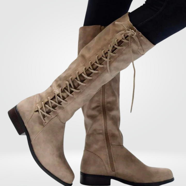 Stivali neri alti donna con lacci, classici e comodi. Perfetti per un look elegante e di tendenza. Moda autunno inverno.