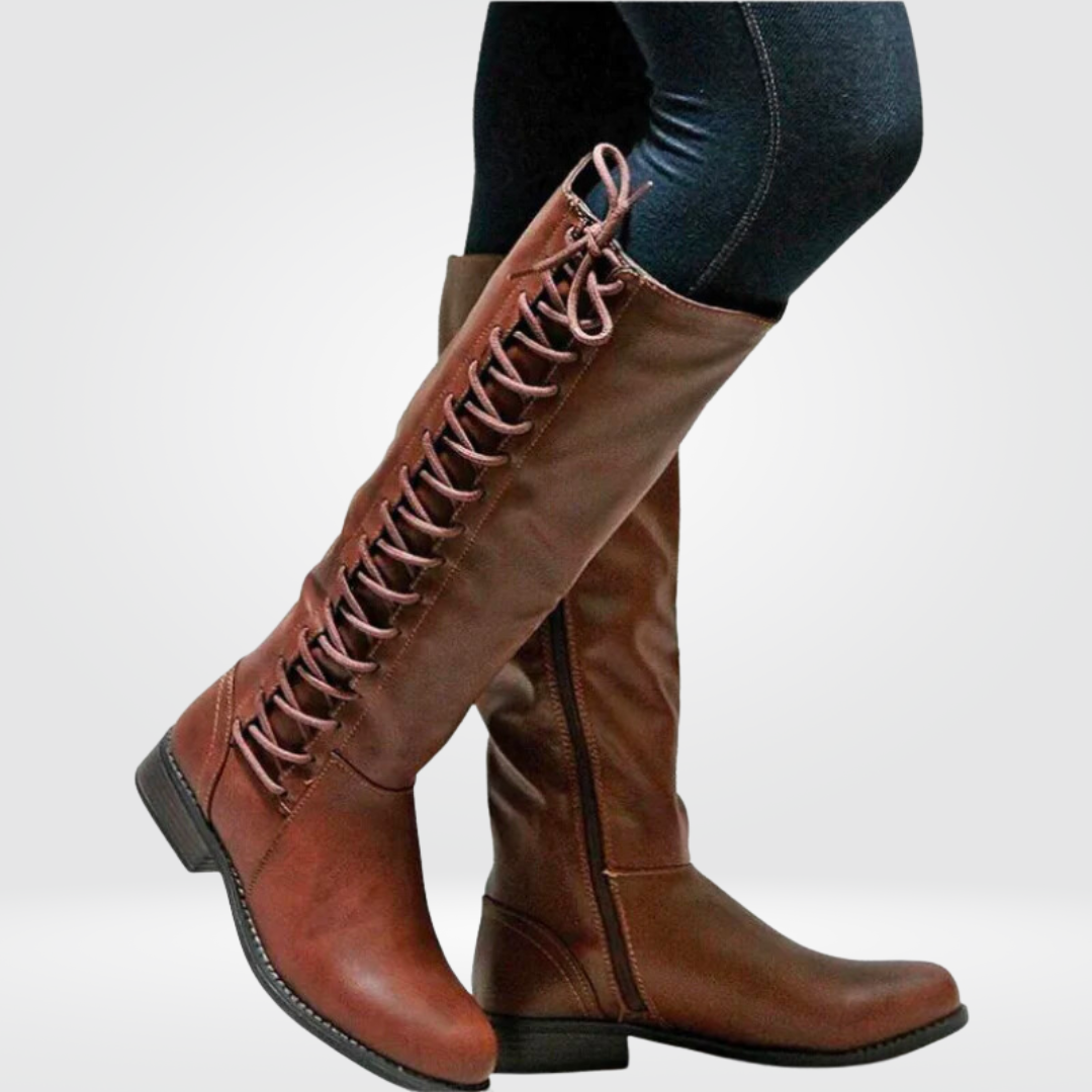 Stivali donna al ginocchio marroni con lacci. Calzature comode ed eleganti, perfette per la moda autunno/inverno.