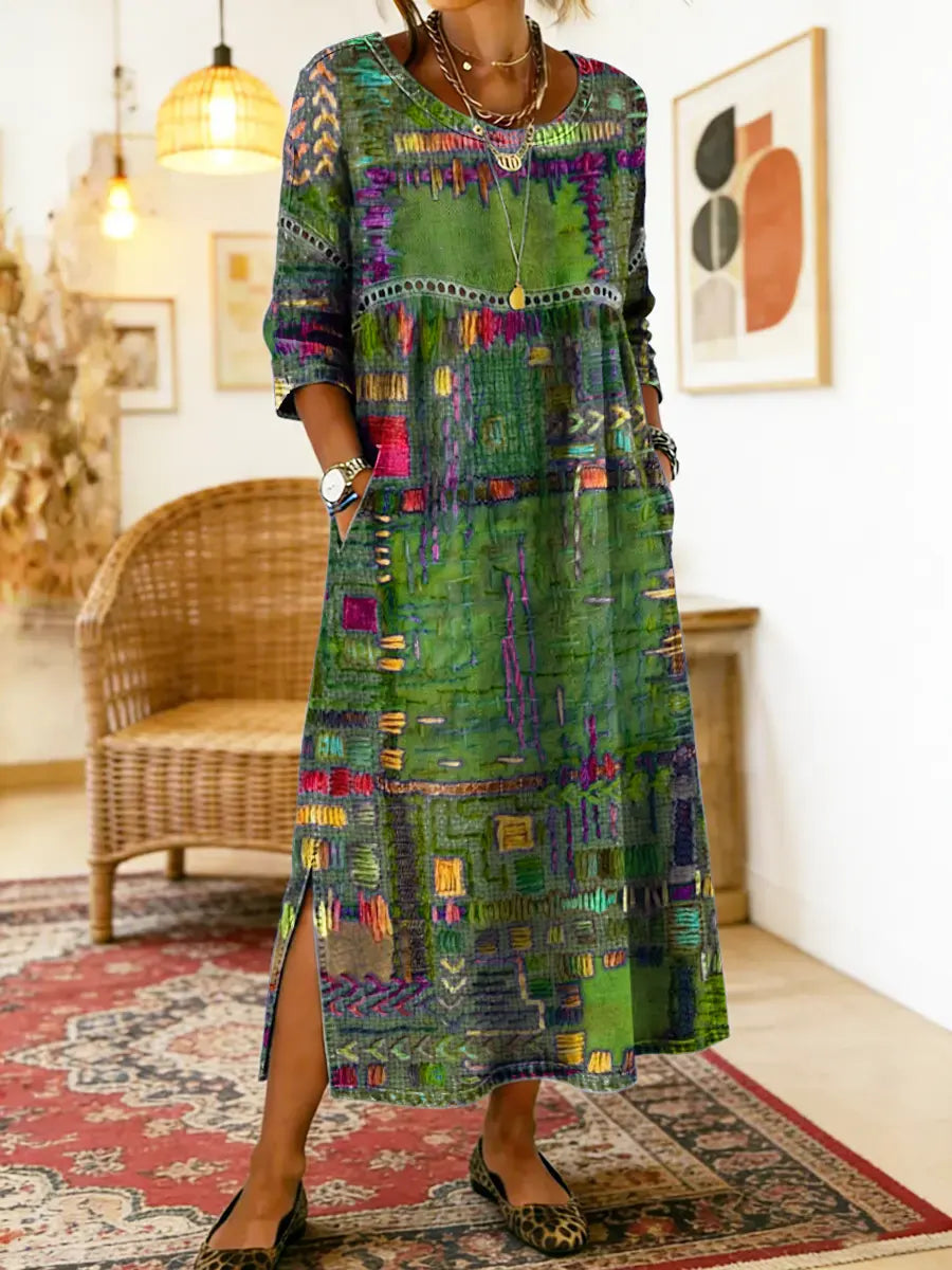 Abito midi donna vestibilità rilassata, stampa patchwork geometrica e spacchi laterali. Look casual chic estivo.