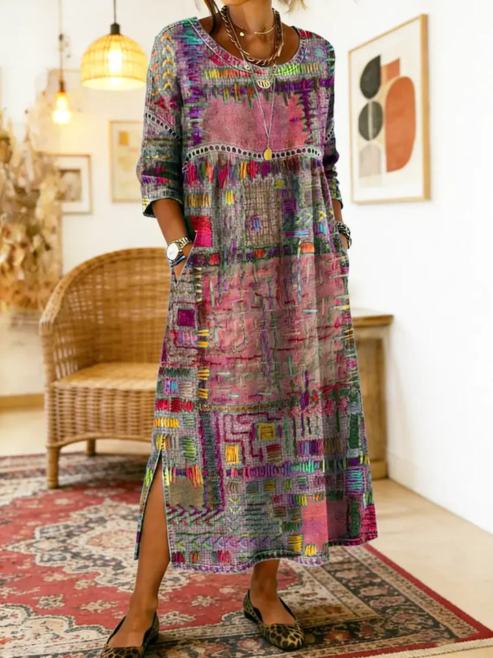 Vestito midi donna con vibrante stampa patchwork geometrica e spacchi laterali. Abbigliamento estivo femminile.