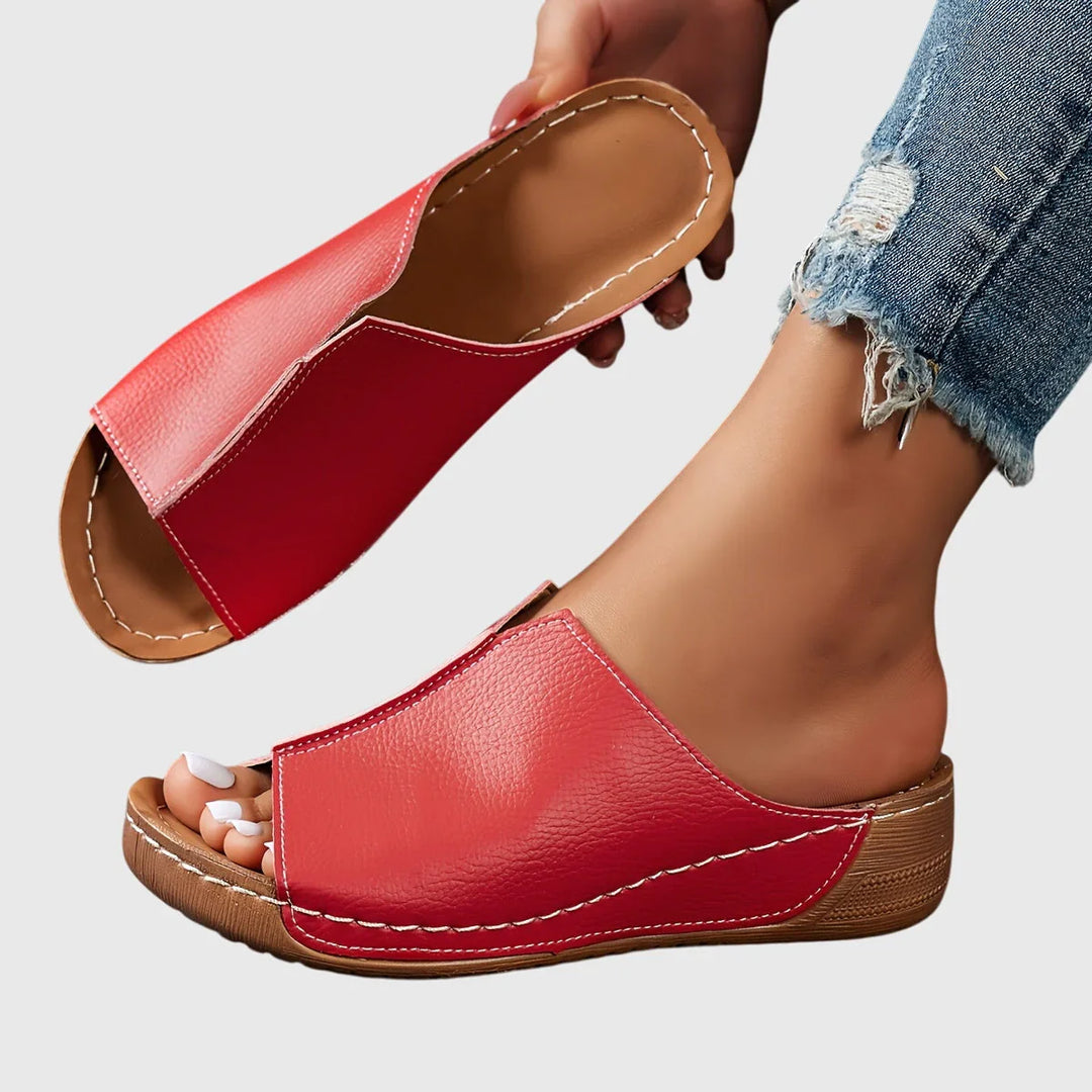 Eleganti ciabatte zeppa donna con fascia larga. Ideali per moda estiva casual e comfort quotidiano dei piedi.