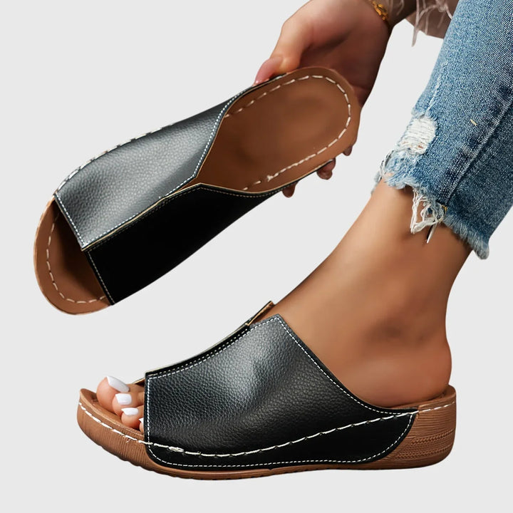 Sandali aperti da donna con zeppa bassa. Ciabatte comode con fascia larga per stile estivo versatile.