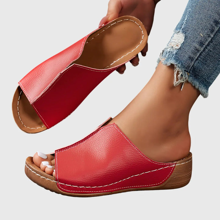 Ciabatte donna a zeppa bassa e aperte. Fascia larga per comfort, ideali per la moda estiva casual.